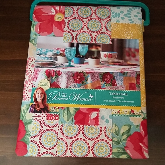 The Pioneer Woman Tablecloth Patchwork 70" Round - Picture 1 of 3